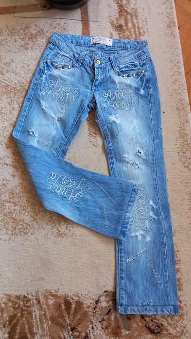 Дънки с уникална бродерия