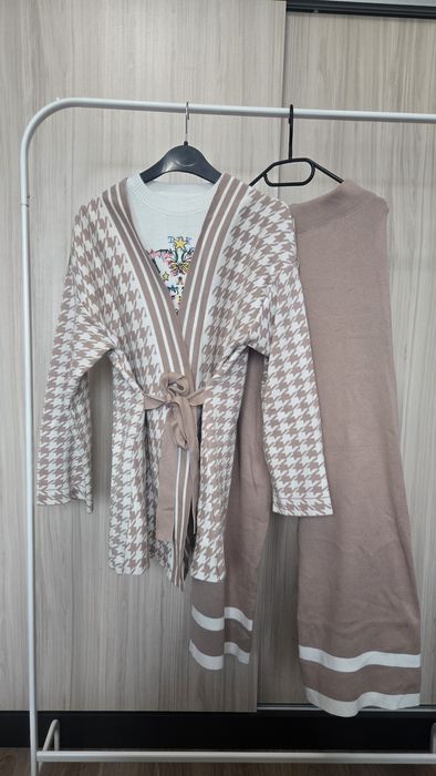 Дамски плетен сет