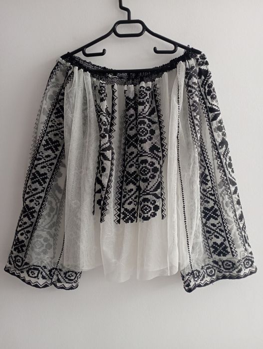 ie cusuta .Este in stare impecabila.