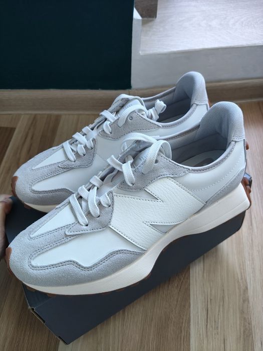 New Balance 327 gri deschis cu alb din piele mărimea 42 noi originali