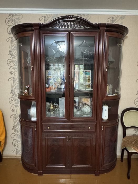 Мебель стол, сервант,