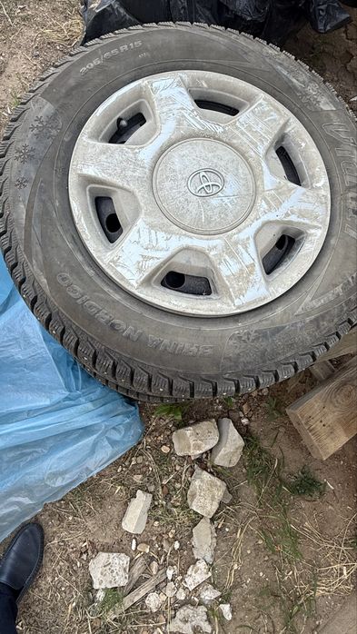 Продам зимний комплект с дисками + оригинальные колпаки