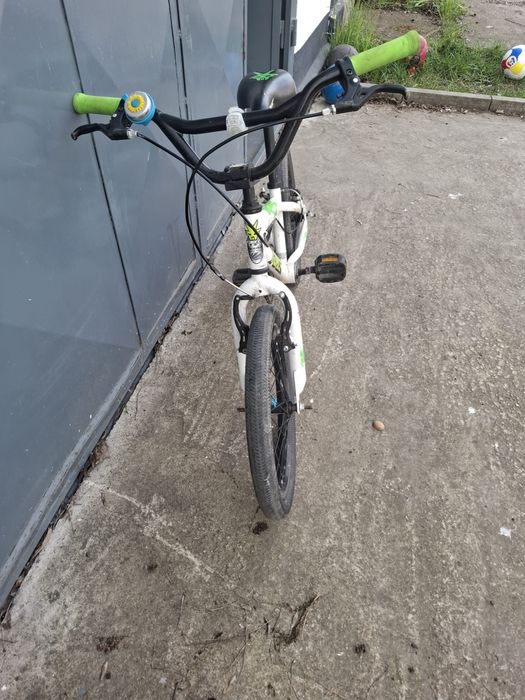 Vand bicicleta pentru copii cu varsta cuprinsa intre 5-10 ani