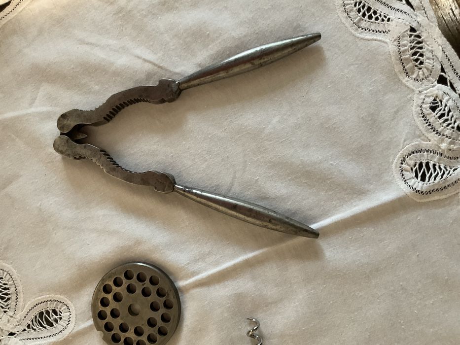 Cizme piele culoare negru,cleste,sita,telecomanda,lingurite,farfuri