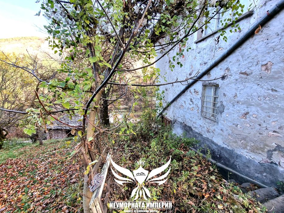 Продавам триетажна вила/къща 193РЗП с 220кв.м. двор в село Дряново община Лъки
