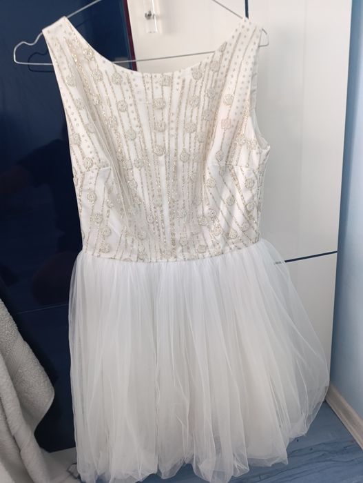 Бяла рокля Junona с тюл и голяма панделка на гърба