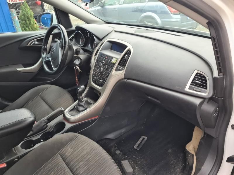 Dezmembrez Opel Astra J