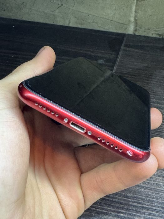 iPhone XR, красный.