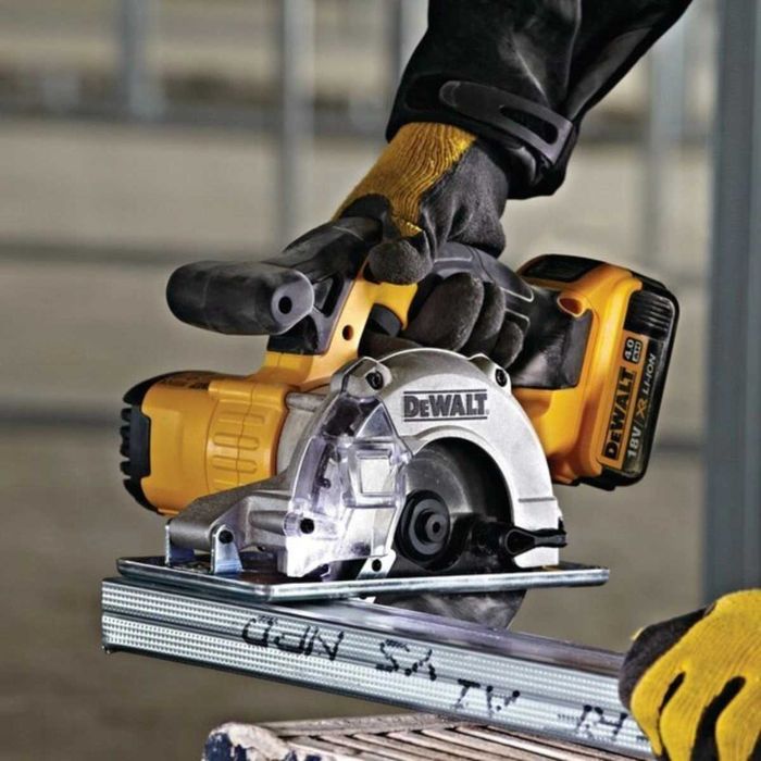 Циркуляр акумулаторен DeWALT DCS373N , 18V, Ø 140 mm, 3700 minˉ¹