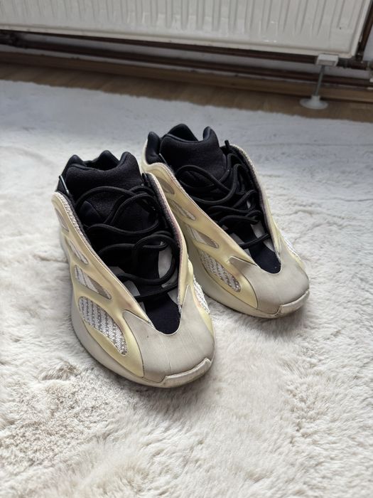 Yeezy 700 V3 azael