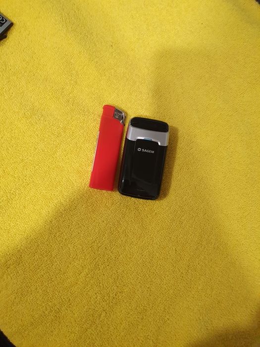 Telefon cu clapeta mai mic decât o bricheta