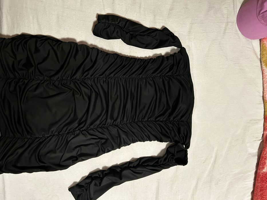 Черна рокля по тялото с паднали рамена