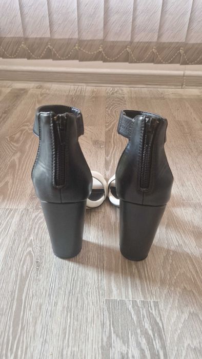 Сандали  New Look