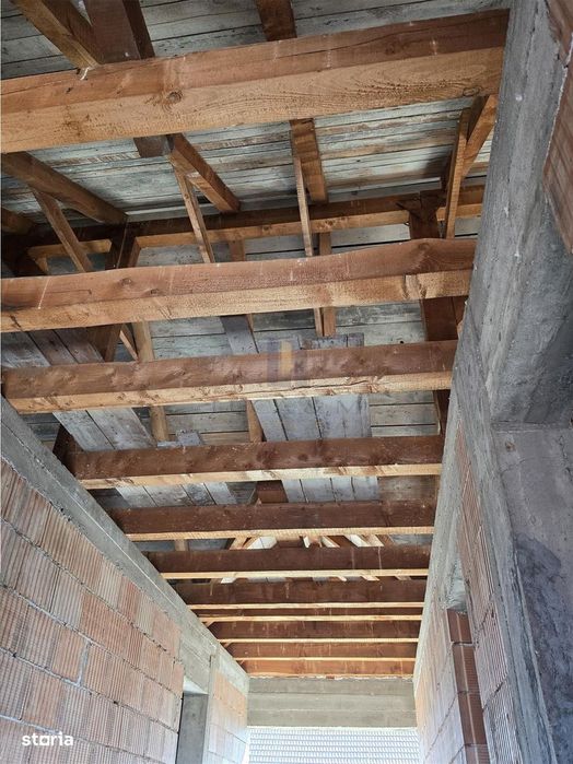 Casa parter si etaj la rosu ,Recas