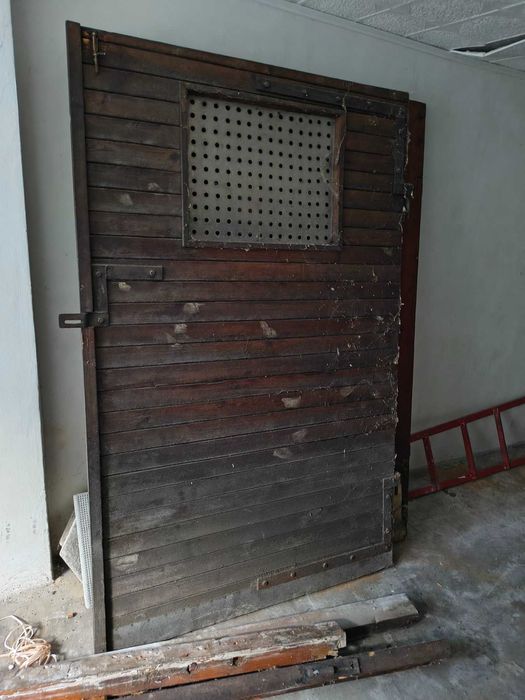 Дървена агаражна врата