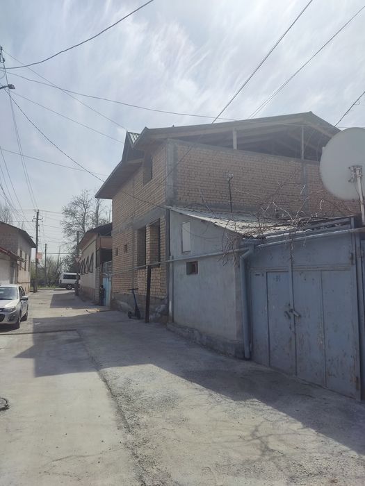 Ko'chadan 2 chi uy. 216 maktabni ro'parasida. Mo'ljal oq uy masjidi