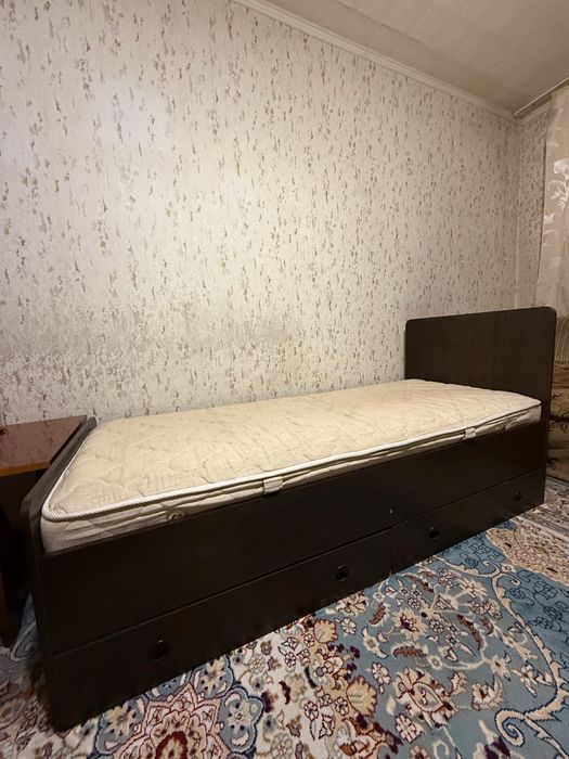 Продам кровать с матрасом. Цена — 10 000.
