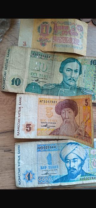 Продам старые деньги,наклейки турбо,значки