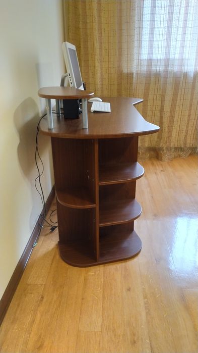Продам компьютерный стол