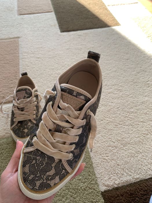 Tenesi guess cu imprimeu floral din dantelă