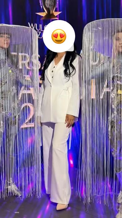 Продам двойку , белый костюм,одевала один раз на мероприятие