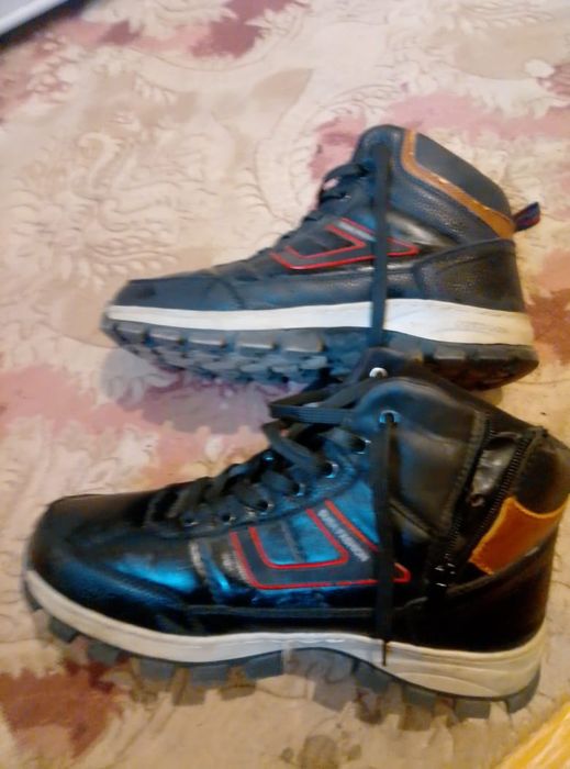 Продаются мужские зимние ботинки