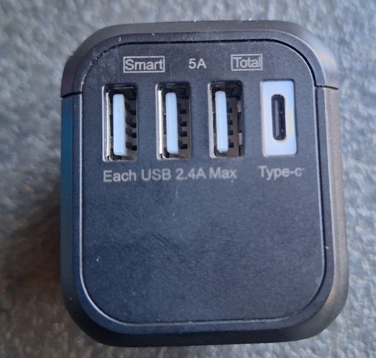 Универсално зарядно устржйство