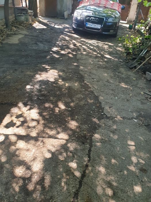 Vând casa batraneasca+teren  ( 600m2) formata din 5 camere ,garaj ,anexa ,necesita renovare  ,zona obor ,preț 67 mii negociabil triumfului 15 Focșani