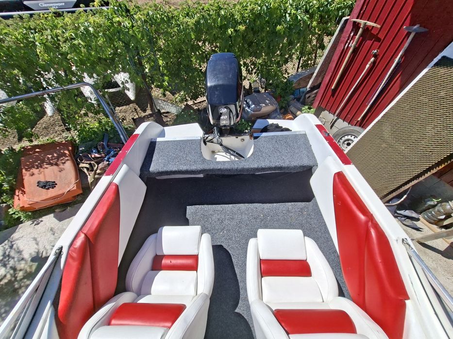 Barca Chaparral Bowrider cu motor Mercury 60 cp  4 timpi EFI
