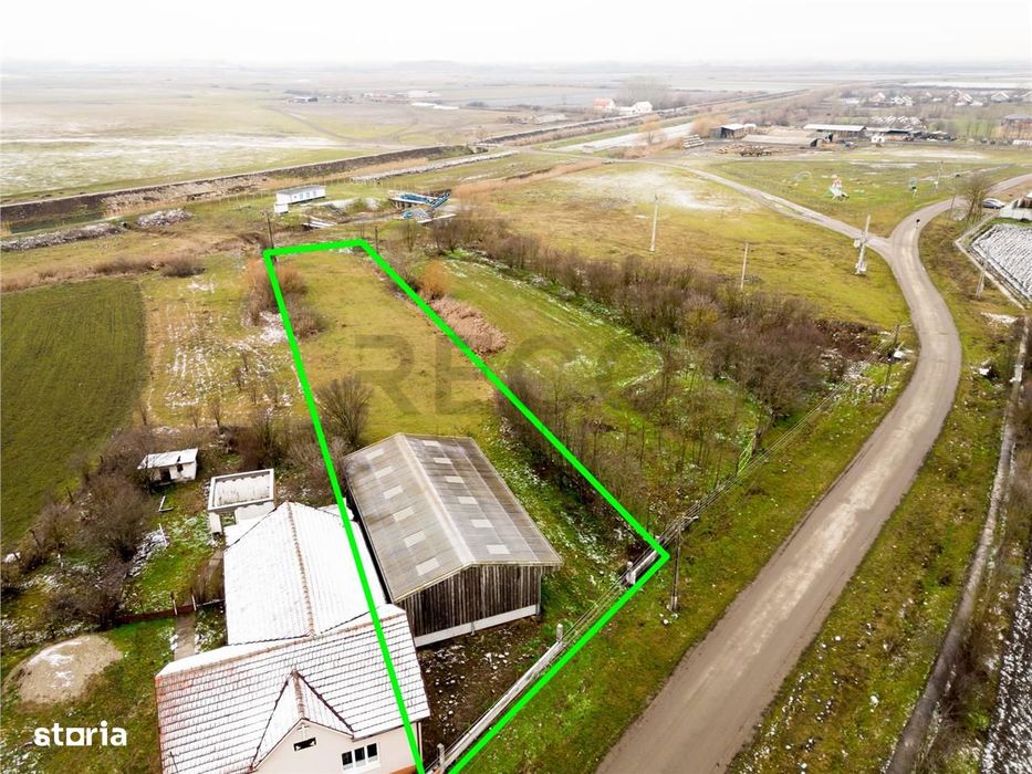 RECO . Teren intravilan cu hala metalica in Roit .