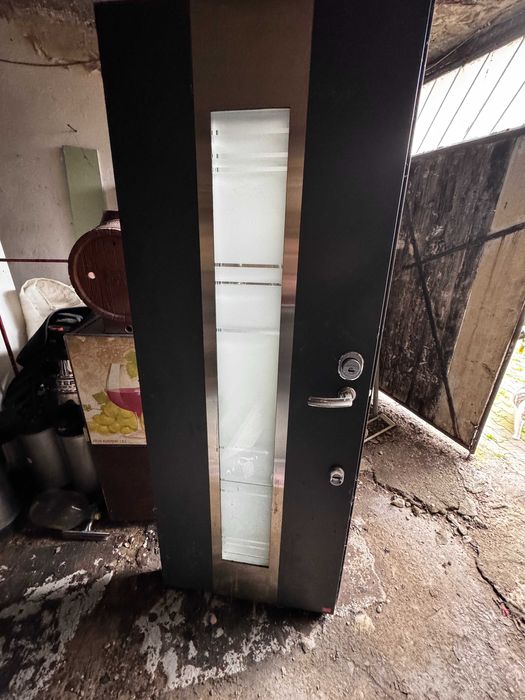 Vand 2 usi  metalice securizate