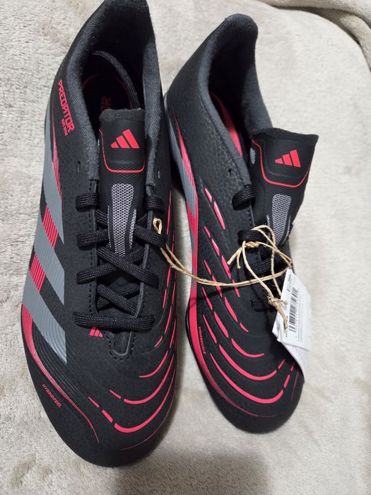 Ghete de fotbal adidas noi