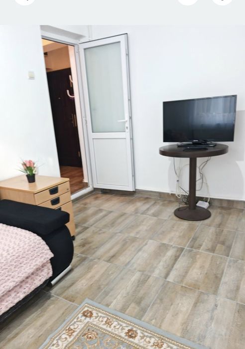 Vand sau inchiriez în Gaesti garsoniera 30 mp,langa școală 6.