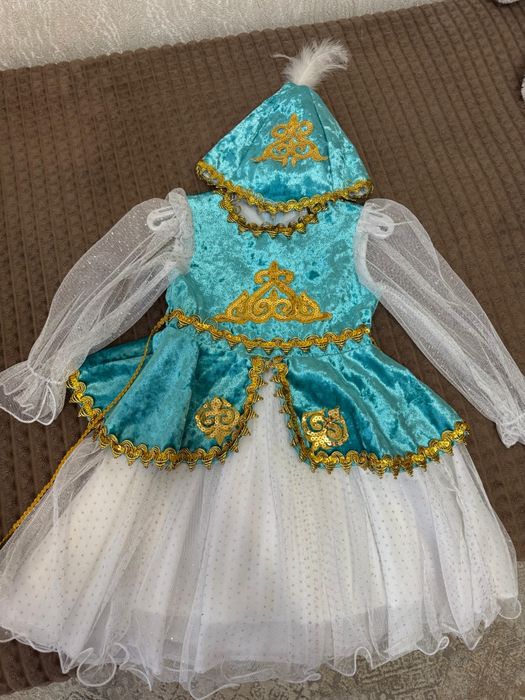 Красивое национальное платье с головным убором