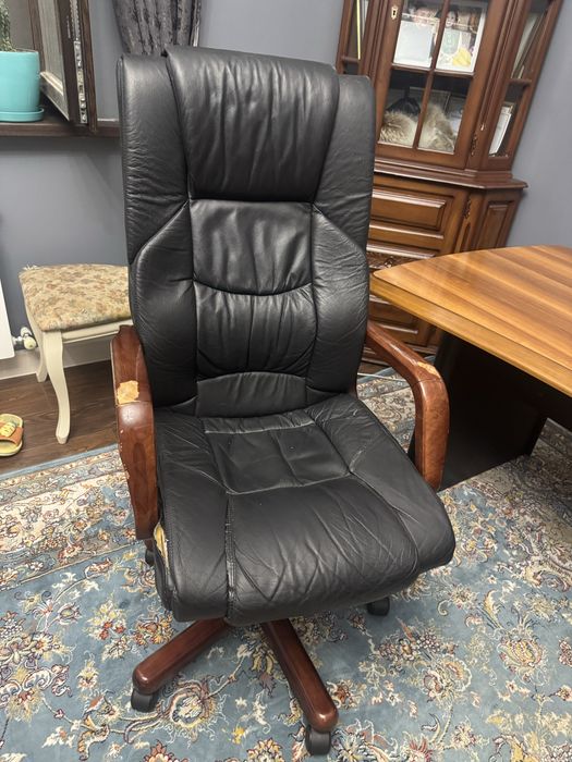 Стол начальника, боса, директора с приставкой и тумбочкой.