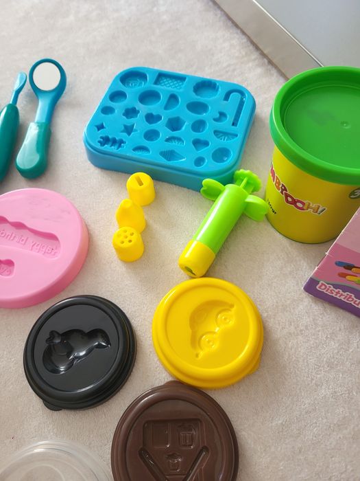 Куче на зъболекар и формички за пластелин