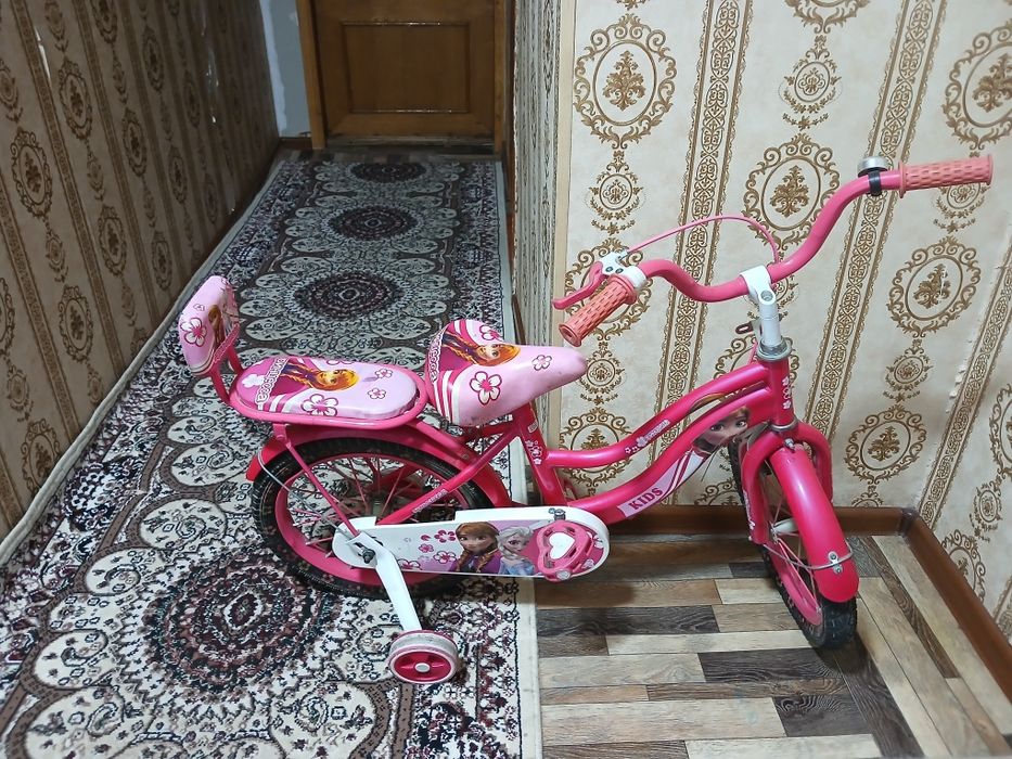 Qizlar uchun velosiped sotiladi