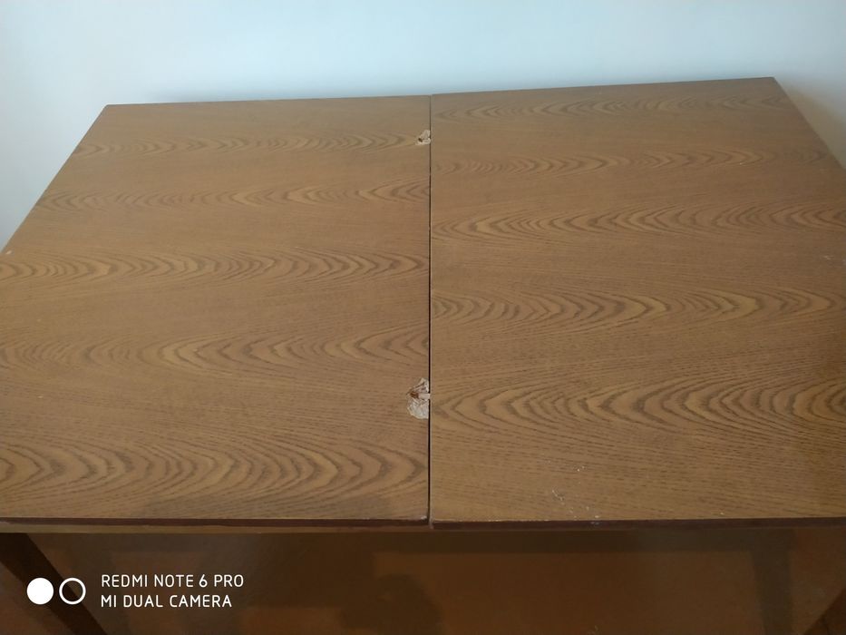 Сервант и 2 стола.