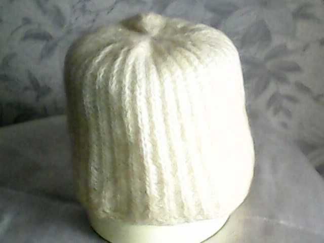 Шапки женские теплые и шарфы продаются.