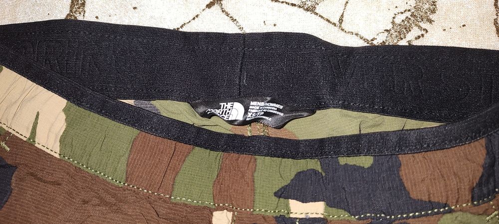 Pantaloni The North Face Black Camo  de Barbati  Size XS