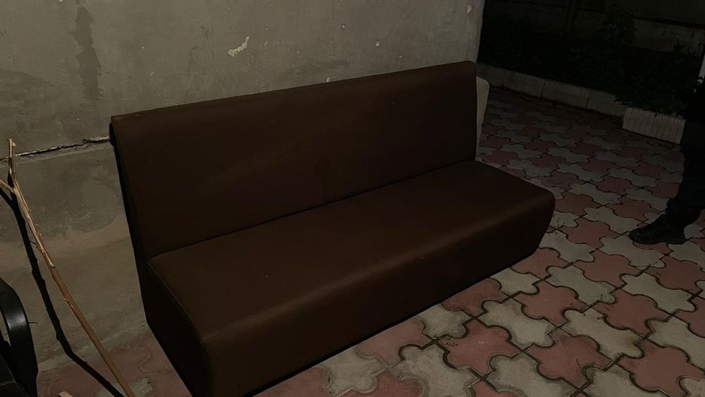 Кресло и журнальный столик