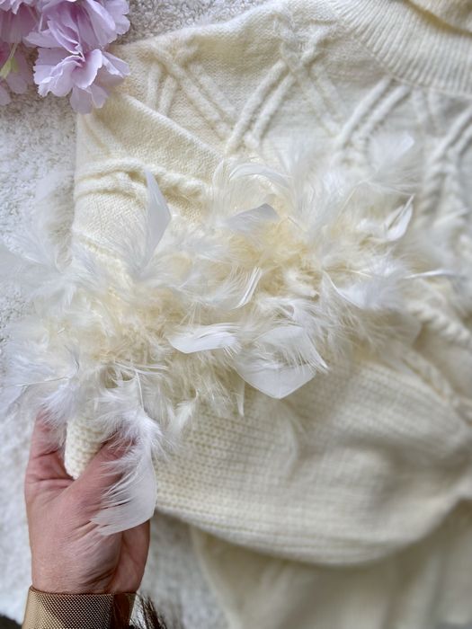 Пуловер с пера в бежово