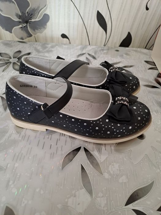 Туфли на девочку.