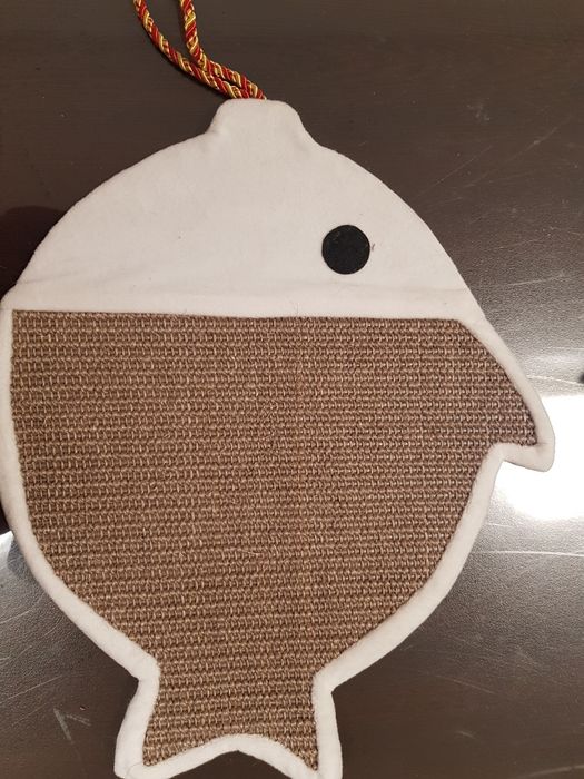 Драскало за котки + подарък