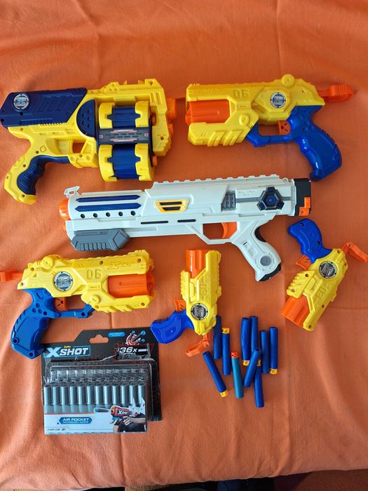 Colecție de arme de jucărie cu proiectile și accesorii marca X-Shot