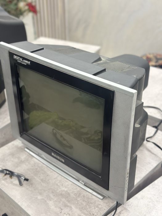 Eski televizor sotiladi