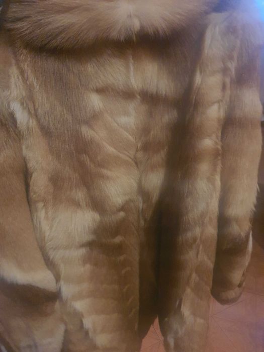 Haina de blana naturala,vulpe,stare foarte buna.Marime L/Xl 700 de lei