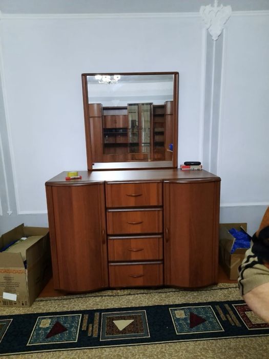 Продаётся мебельный гарнитур (стенка + комод с зеркалом)