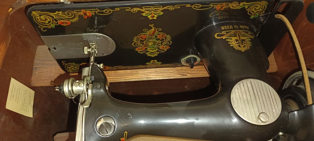 Руска шевна машина,крачна в шкаф.