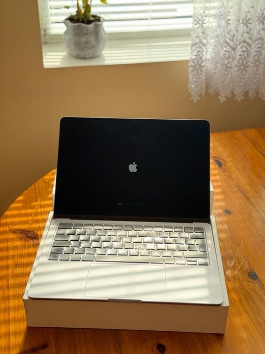 Перфектен MacBook Air 13 M2 / 8GB RAM / 256GB SSD / Space Gray